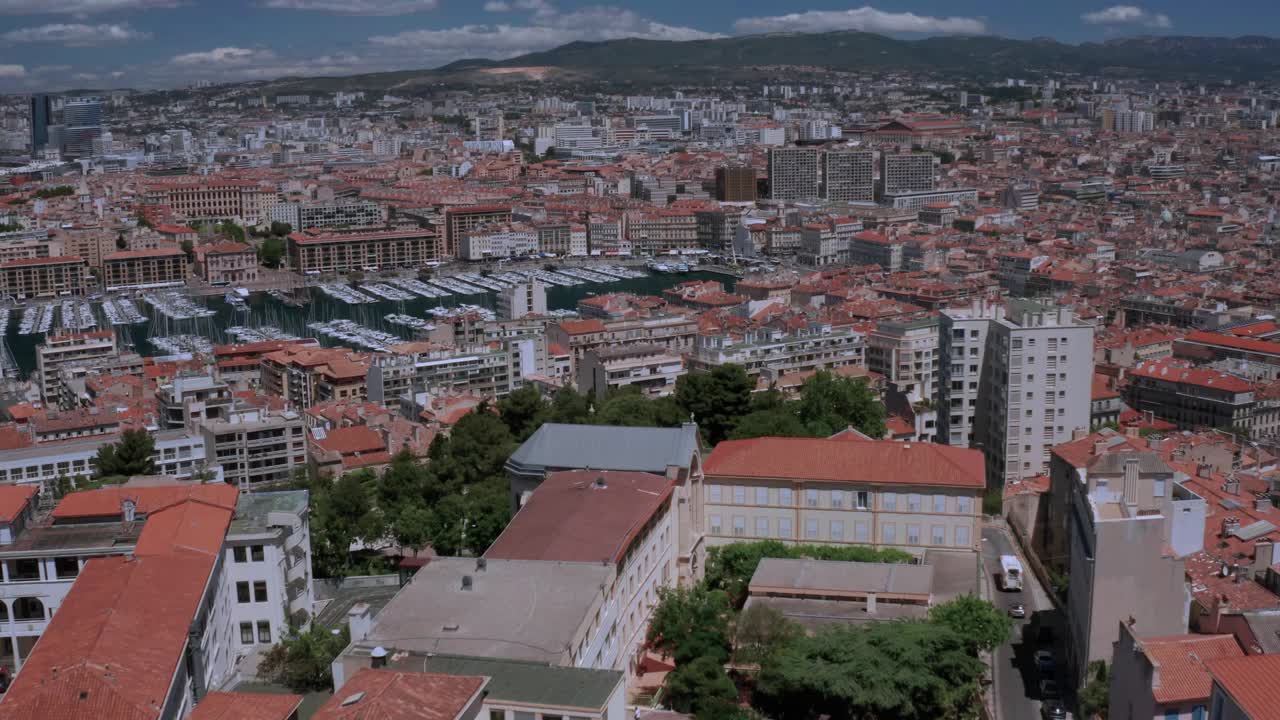 马赛:法国城市鸟瞰图，马赛老港(Vieux-Port de Marseille)， Le Panier和la Joliette社区，以及从上面俯瞰的邮轮港口。视频下载