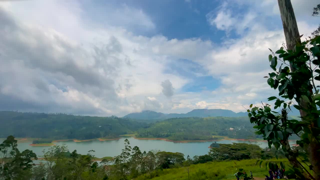 令人惊叹的高原景观全景，包括山脉，郁郁葱葱的茶园和宁静的湖泊。视频下载