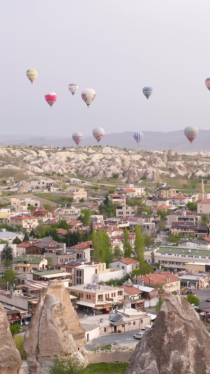 许多热气球飞过土耳其的Göreme市。Goreme、土耳其视频下载