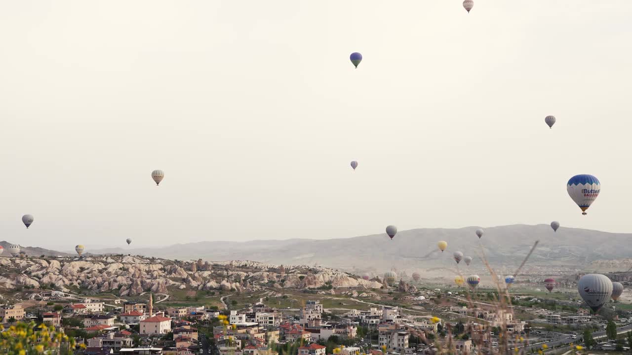 许多热气球飞过土耳其的Göreme市。Goreme、土耳其视频素材