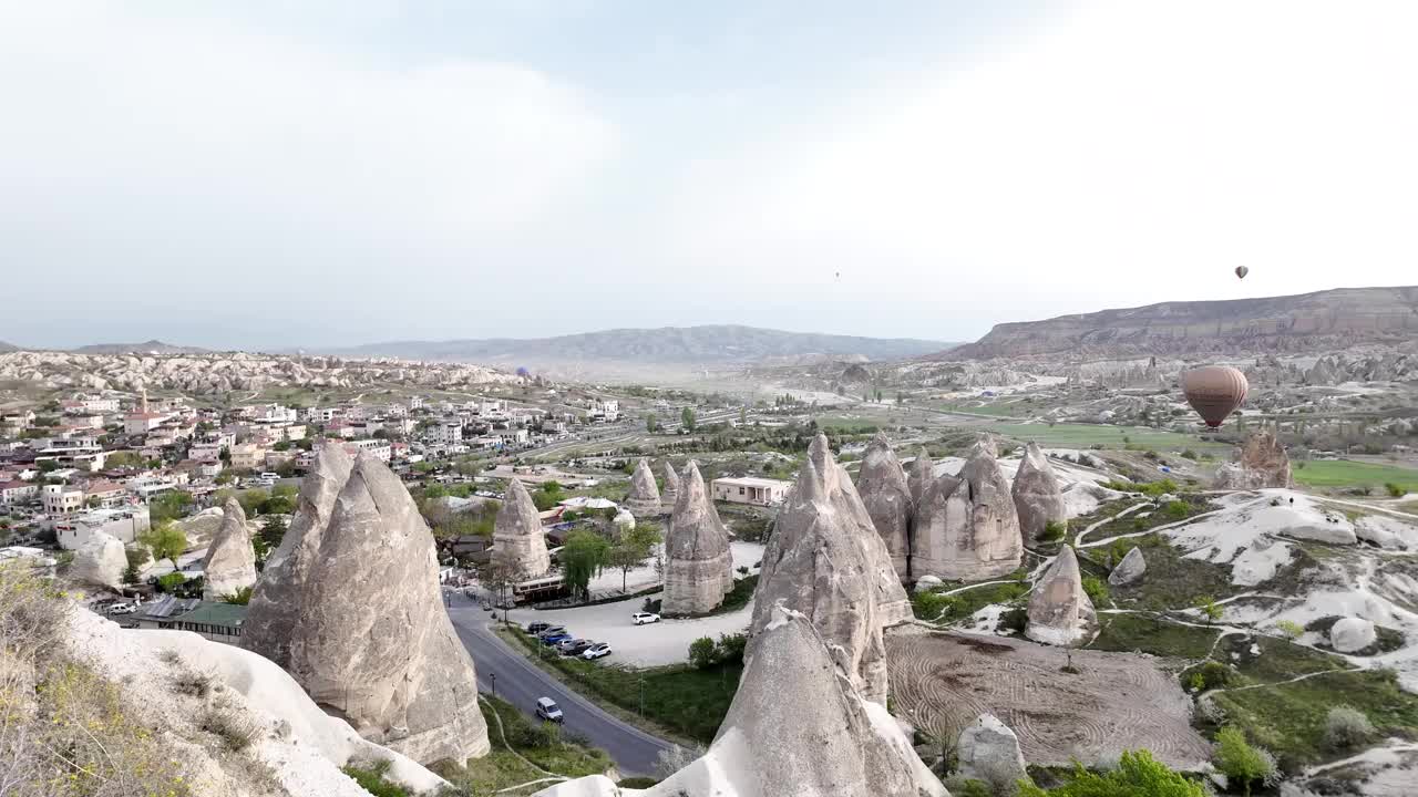 许多热气球飞过土耳其的Göreme市。Goreme、土耳其视频下载