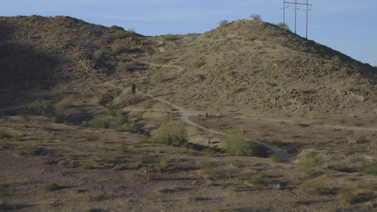 亚利桑那州凤凰城南山的沙漠景观，徒步小径和仙人掌的4K空中无人机视图视频下载