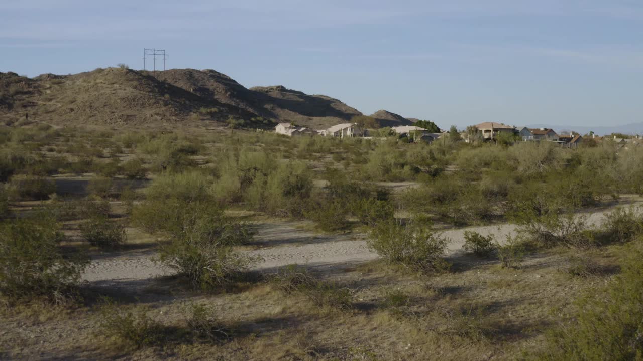 亚利桑那州凤凰城南山的沙漠景观，徒步小径和仙人掌的4K空中无人机视图视频下载