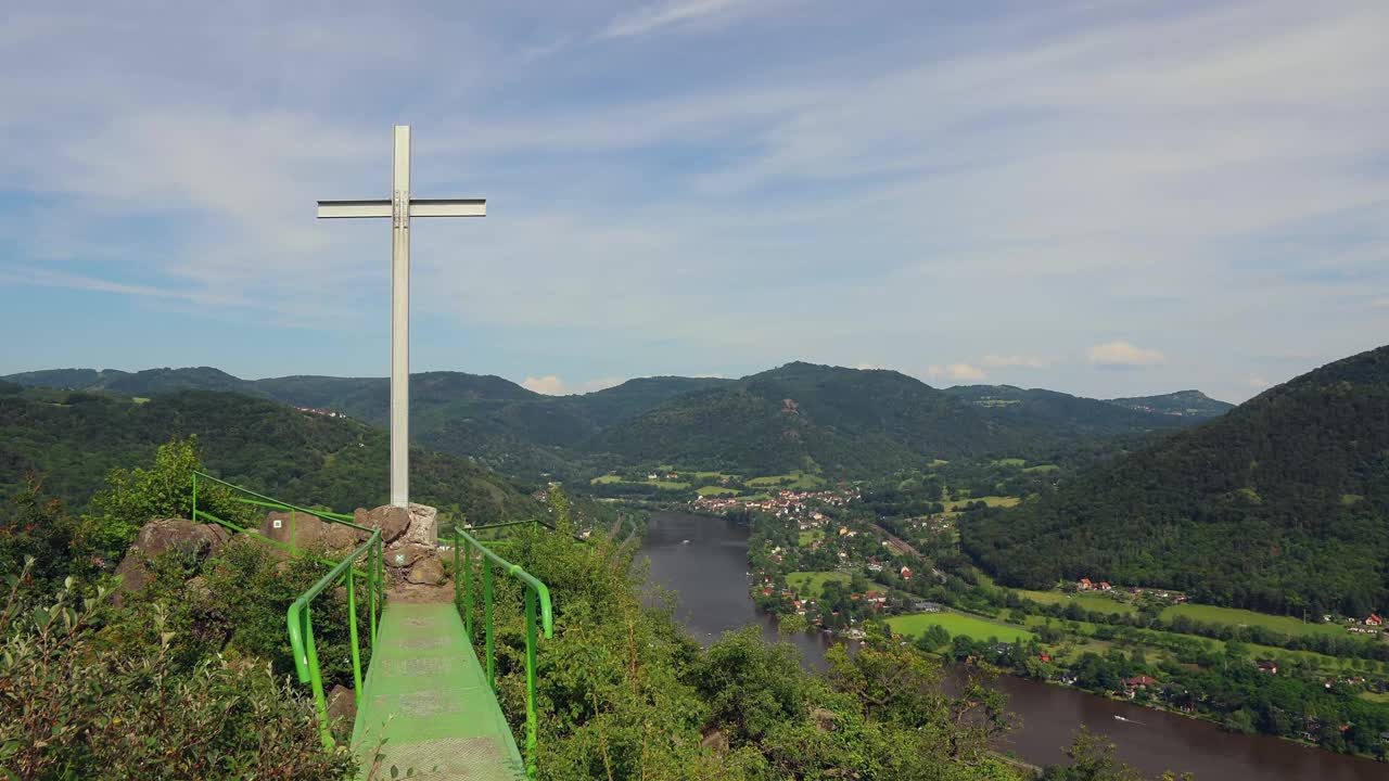 一个人走在观景台上，喜欢举起手登上山顶。拉贝河在CHKO Ceske Stredohori，捷克景观视频下载