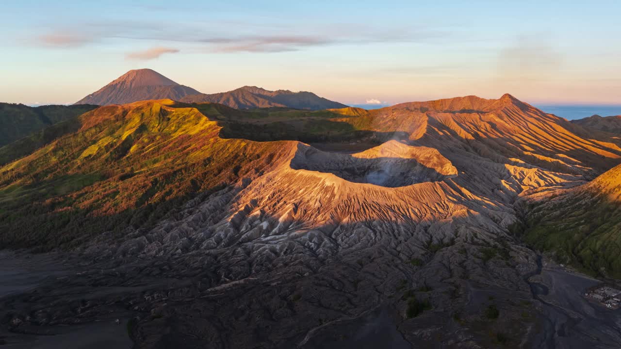 印度尼西亚爪哇，日出时从4K超高速鸟瞰图俯瞰Bromo活火山视频下载