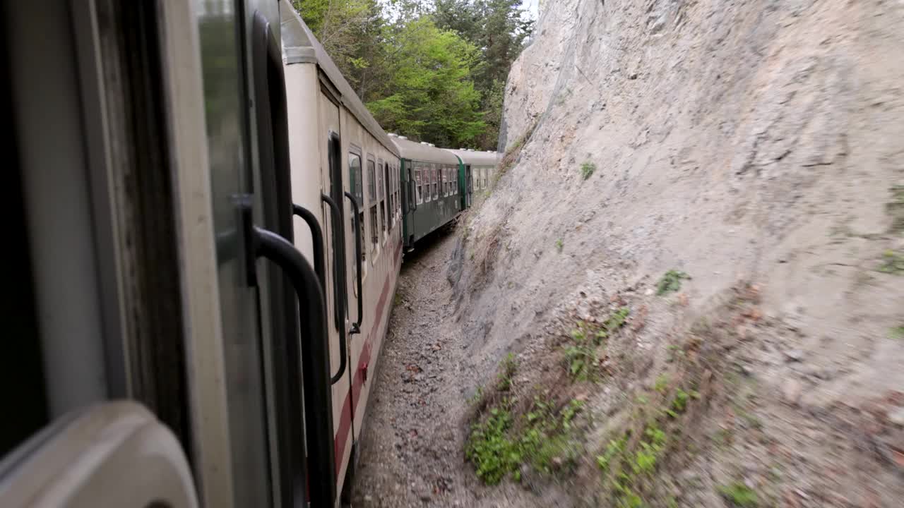 野外的旅客列车视频素材