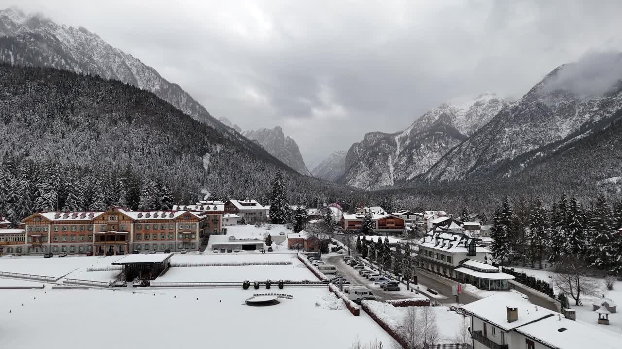 多比亚科的冬季仙境:白云石阿尔卑斯山的雪天视频素材