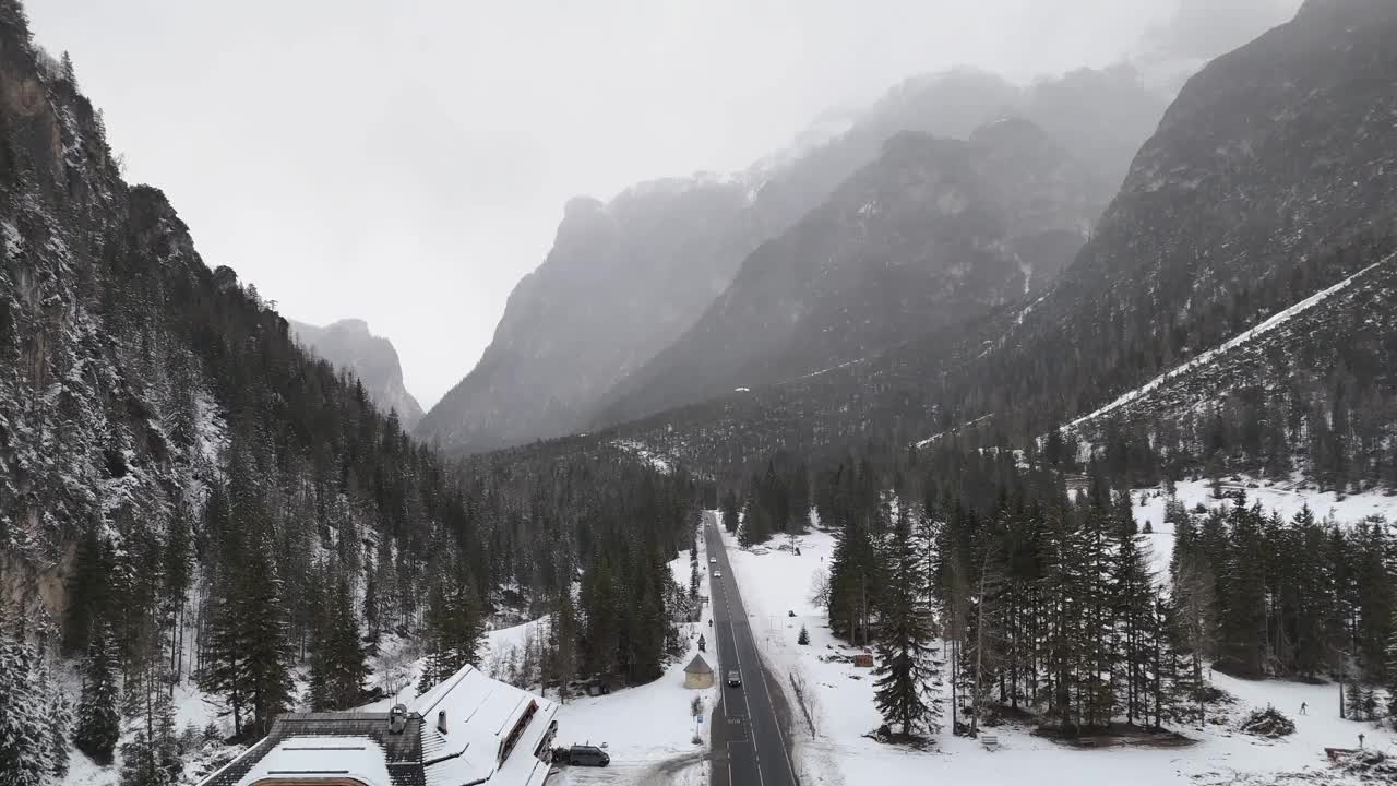 穿越多比亚科雄伟的白云石的雪路视频素材