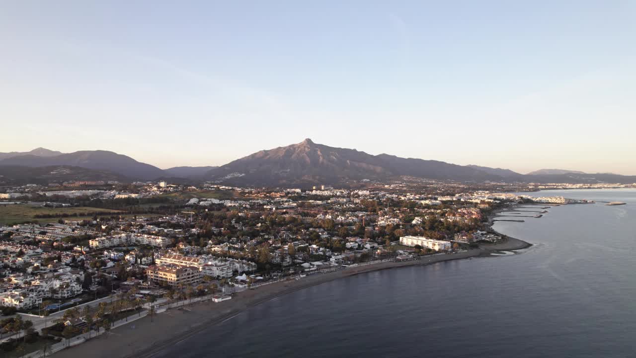 圣佩德罗阿尔坎塔拉，马贝拉，西班牙马拉加，日落时的海滨城市，以海滩，天际线为特色视频素材