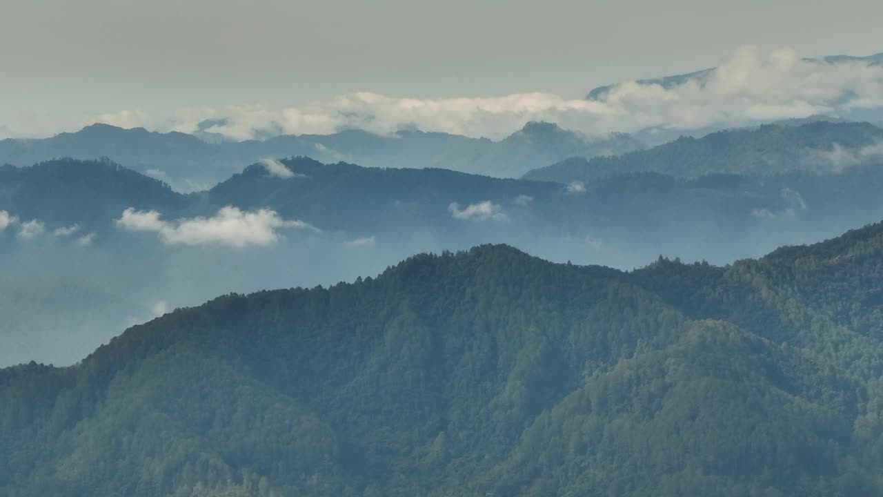 山脉覆盖雨林鸟瞰图。印度尼西亚苏门答腊。视频素材