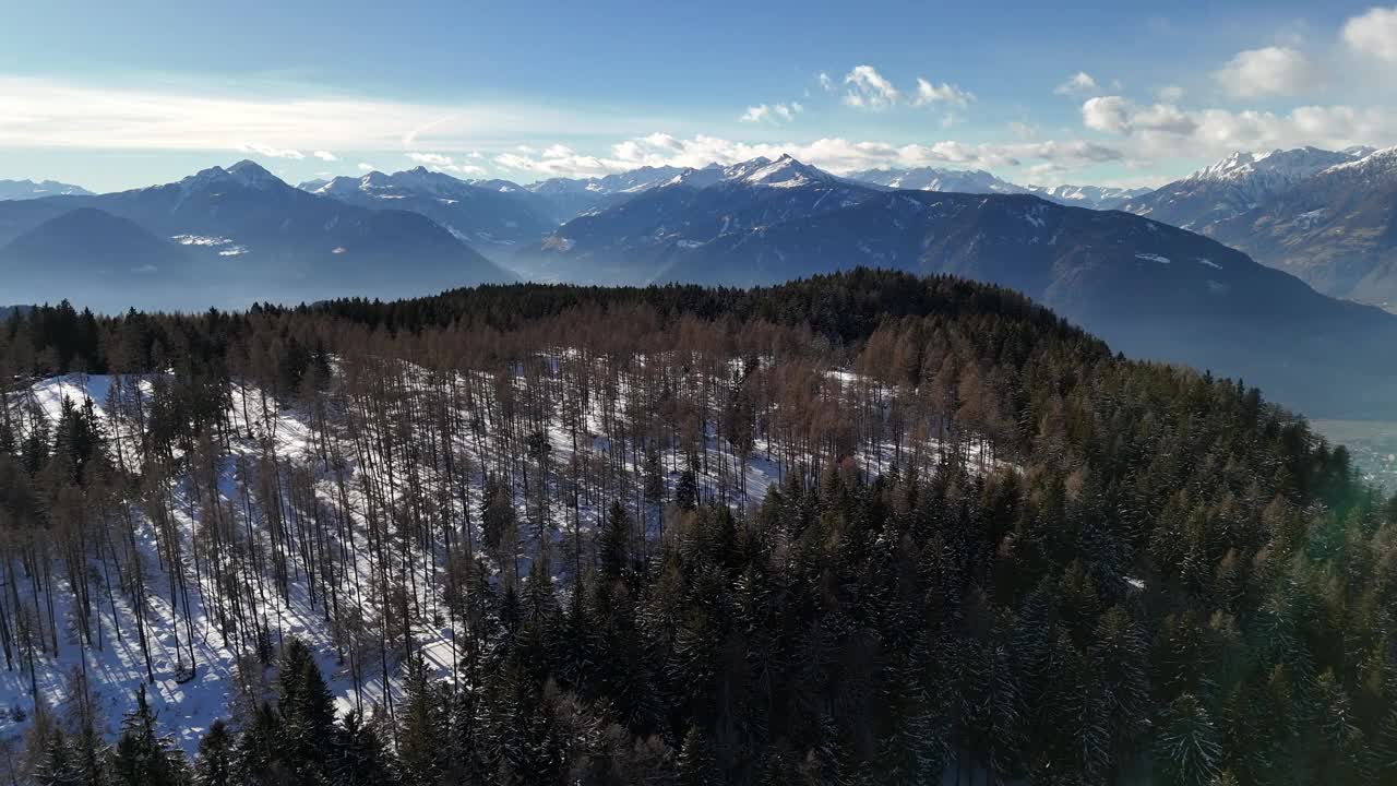 冬季仙境:雄伟的无人机飞越白云石阿尔卑斯山视频素材