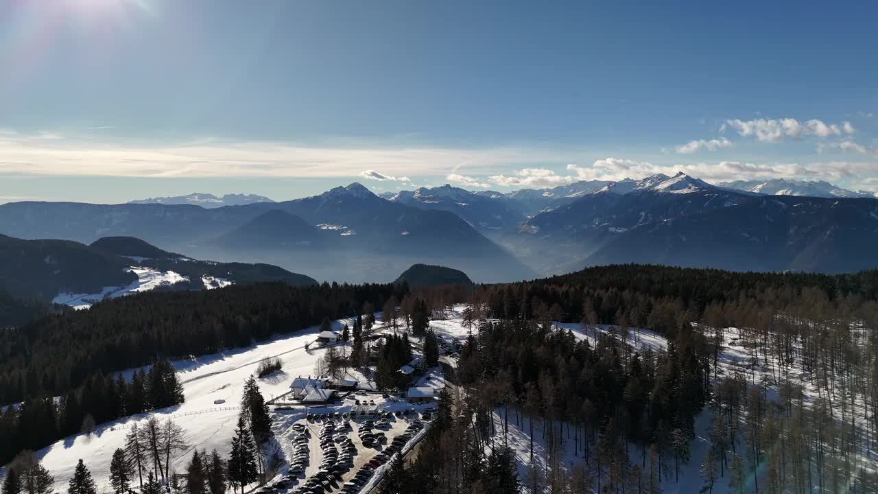 白云石阿尔卑斯山的雪天:令人叹为观止的景色和宁静的风景视频素材