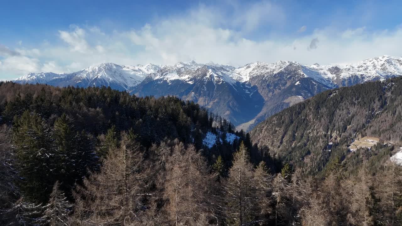 白云石阿尔卑斯山的冬季仙境:从山顶俯瞰雄伟的景色视频素材