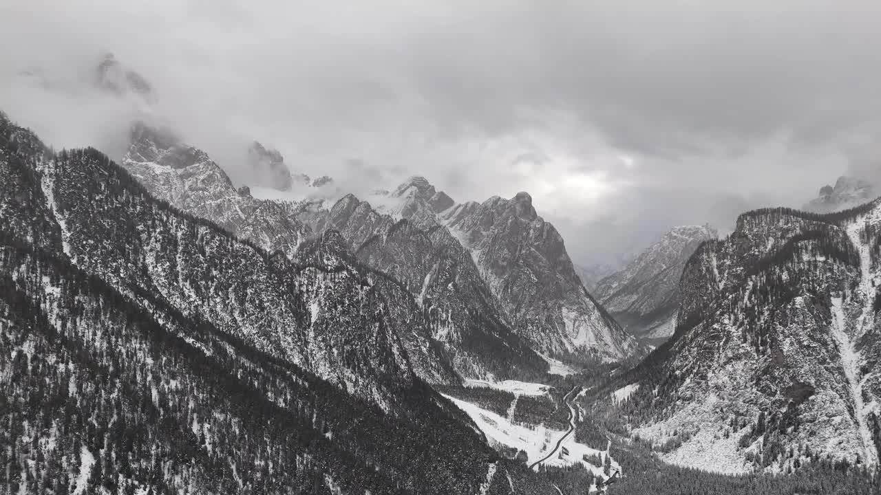 白云石阿尔卑斯山的冬日:白雪皑皑的山峰和雾蒙蒙的山谷视频素材