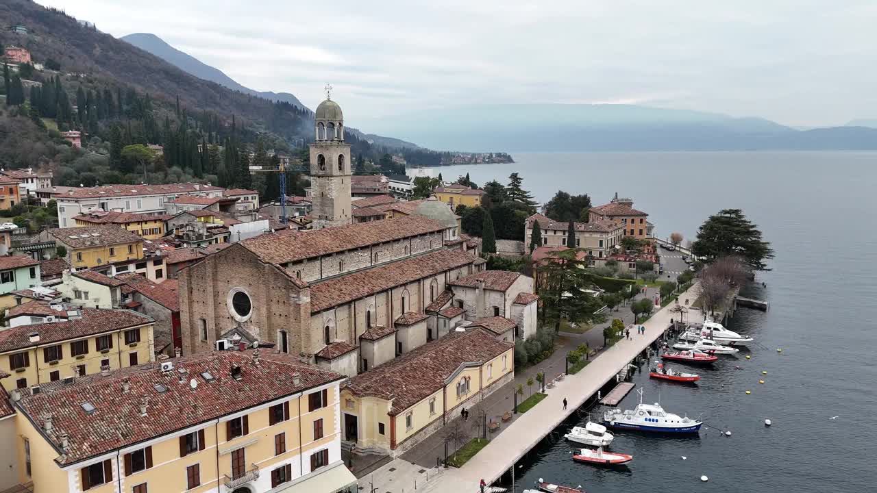 瞥见Salò，加尔达湖:风景如画的小镇与山景视频素材