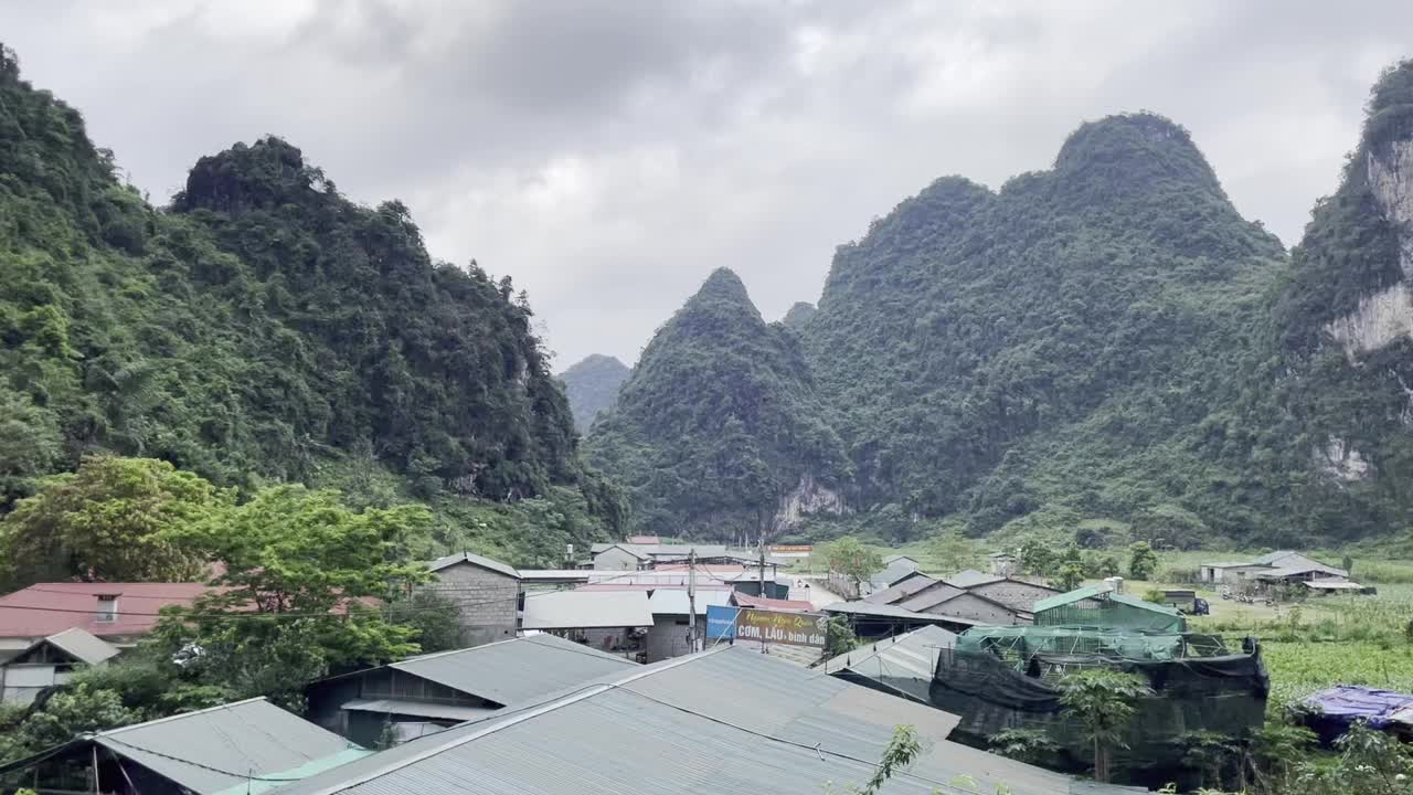 越南山区和丛林中的一个小镇视频下载