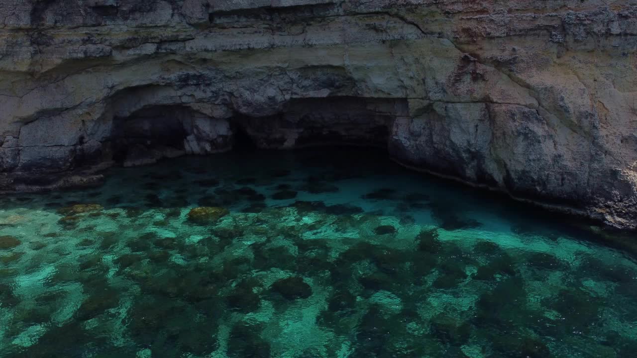 水晶泻湖，科米诺，马耳他。无人机拍摄的清澈的海水，海湾和悬崖视频下载