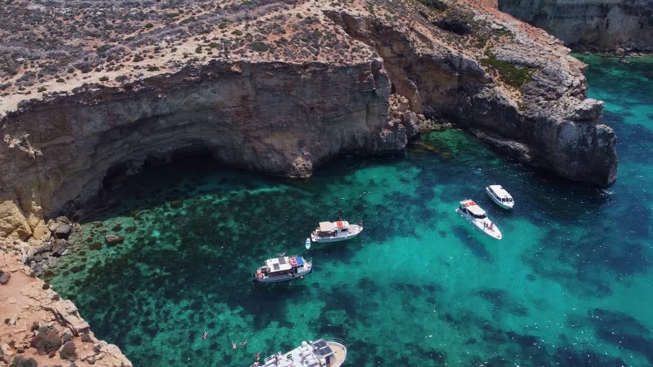 水晶泻湖，科米诺，马耳他。无人机拍摄的清澈的海水，海湾和悬崖视频下载