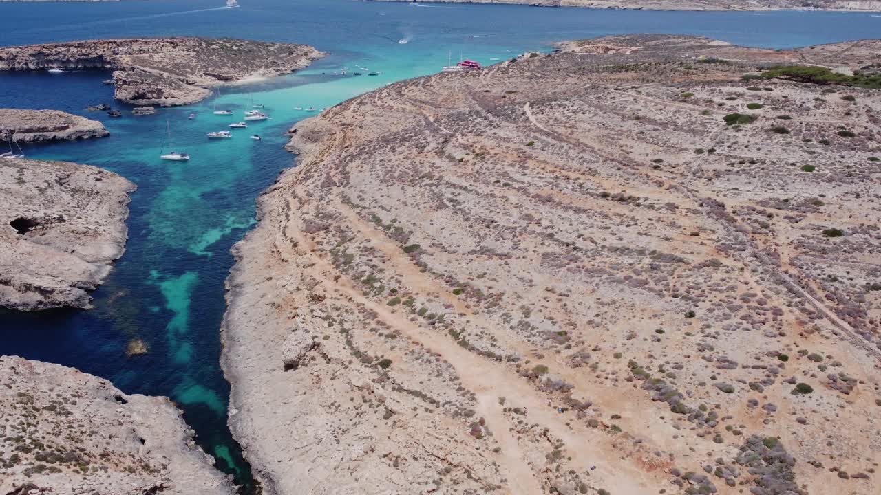 科米诺岛鸟瞰图，马耳他的一部分。蓝色的泻湖，夏天，船，蓝色的海。建立无人机拍摄视频下载