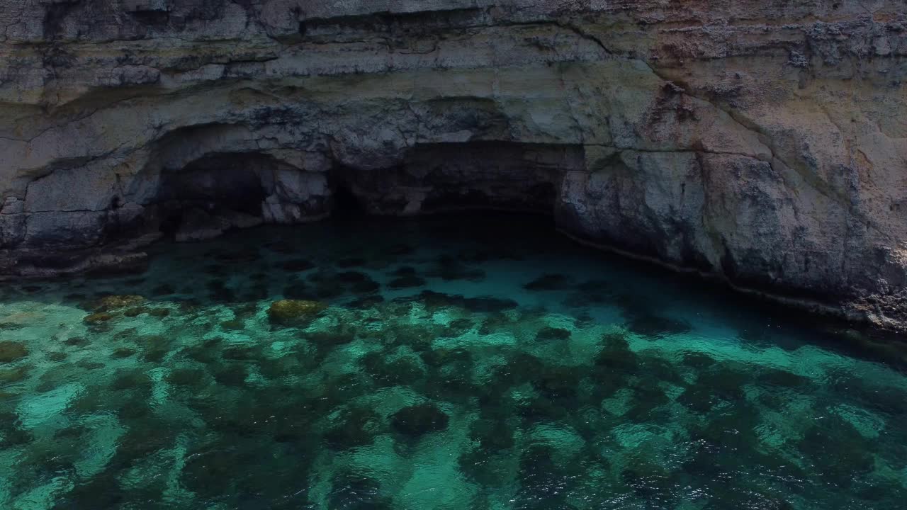 水晶泻湖，科米诺，马耳他。无人机拍摄的清澈的海水，海湾和悬崖视频素材