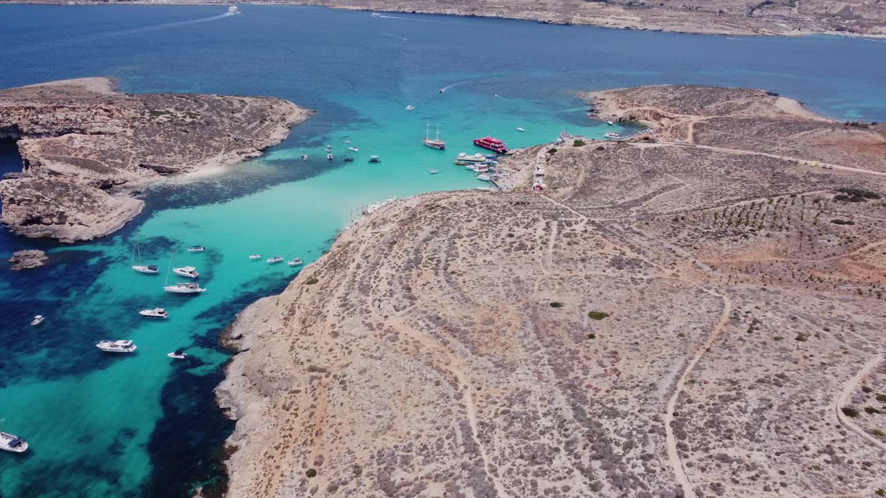 科米诺岛鸟瞰图，马耳他的一部分。蓝色的泻湖，夏天，船，蓝色的海。建立无人机拍摄视频素材