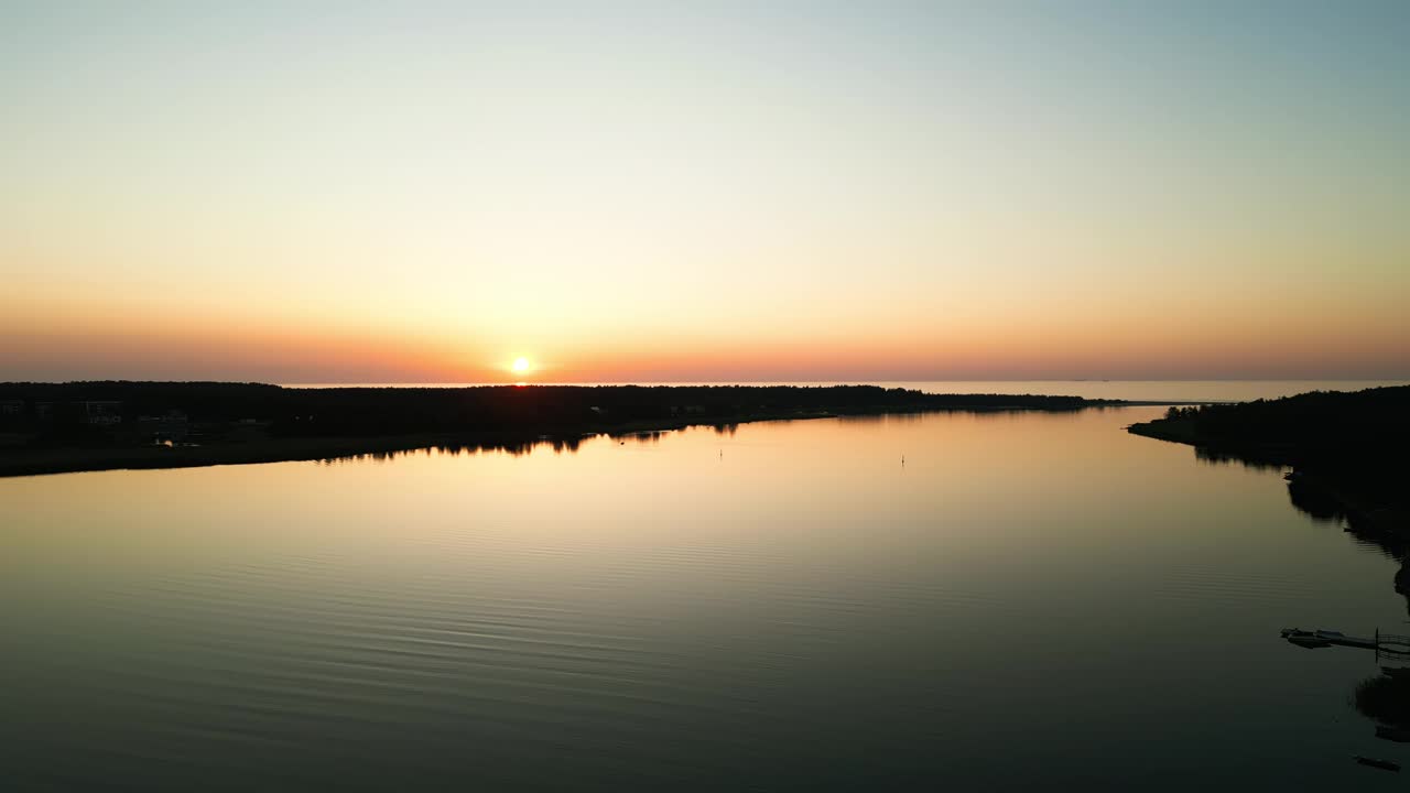 体验宁静的空中日出在平静的河流与金色的地平线，捕捉惊人的自然景观视频素材