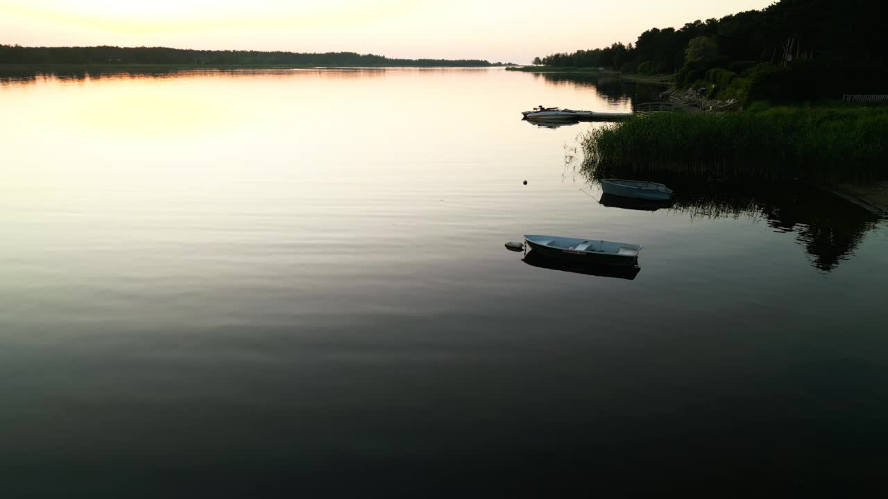 宁静的鸟瞰图，宁静的河流与船只在日落时分，捕捉宁静的自然景观视频素材