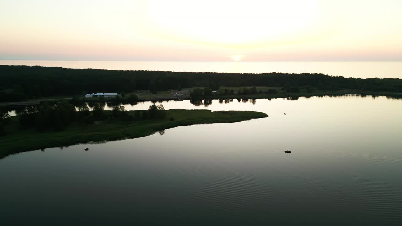 一段迷人的无人机视频捕捉到了日落时分一个宁静的湖泊，揭示了令人惊叹的景观和宁静的水域视频素材