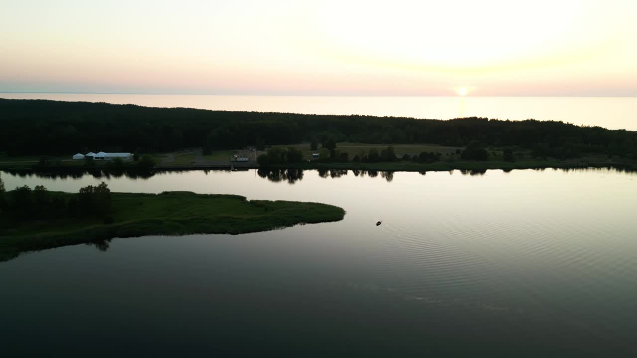 日落时宁静湖的宁静鸟瞰图。宁静的风景展现了大自然最美的一面视频素材