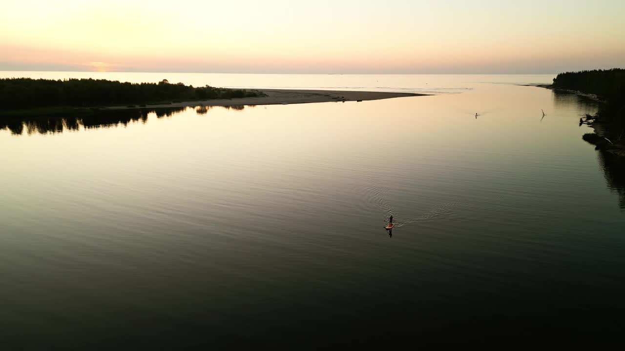 从上面体验日落时平静的河流的宁静之美，反射出舒缓的气氛视频素材