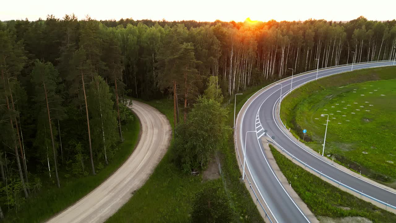 鸟瞰日落在森林路和公路交叉口捕捉自然美景在宁静的黄昏的光视频素材