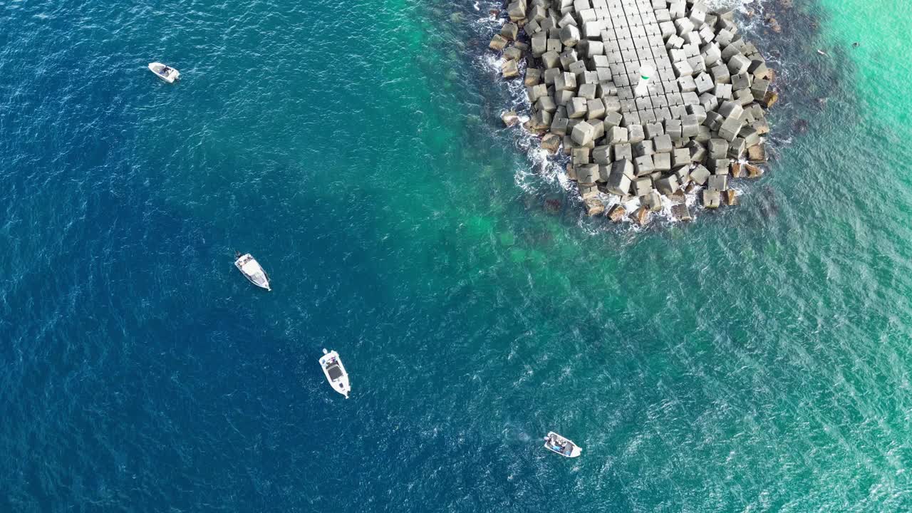 海堤附近的渔船视频素材