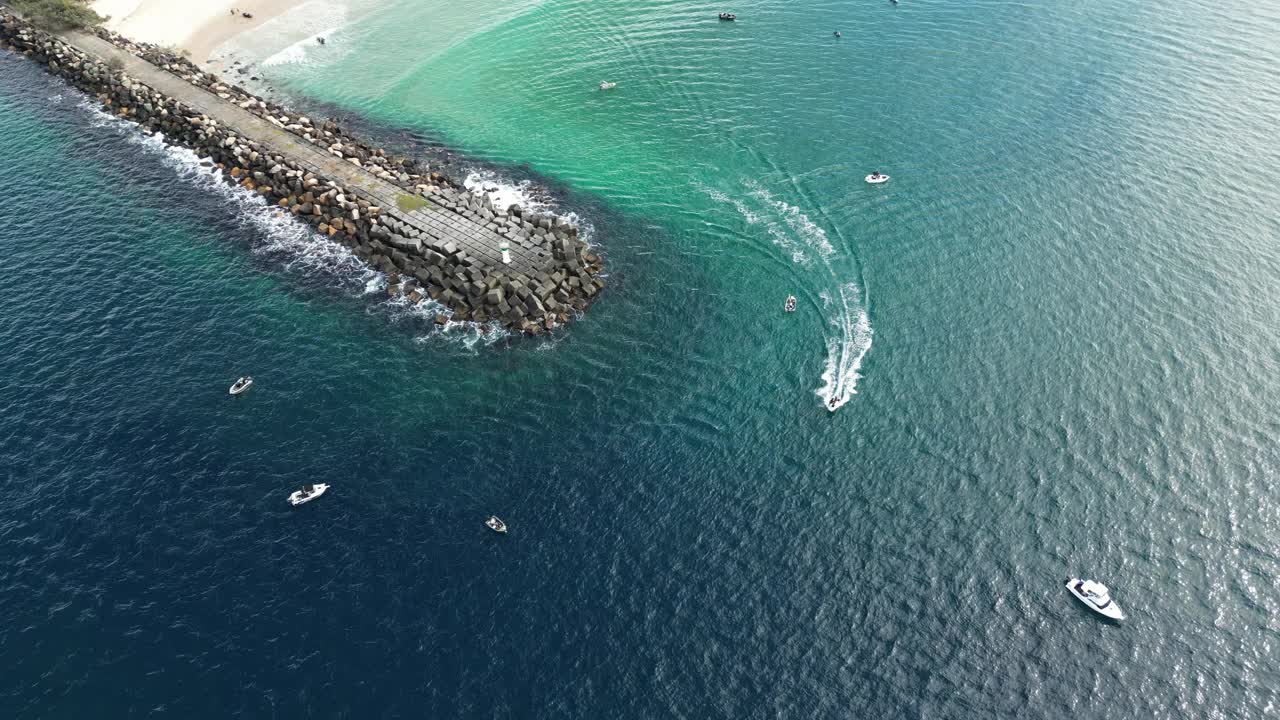 海堤附近的渔船视频下载