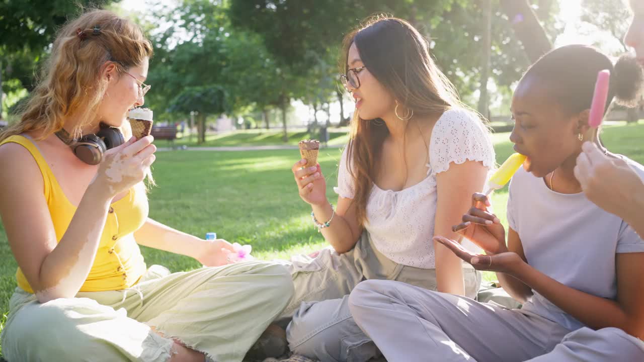 一群多种族的女性朋友在野餐时享用冰淇淋视频素材