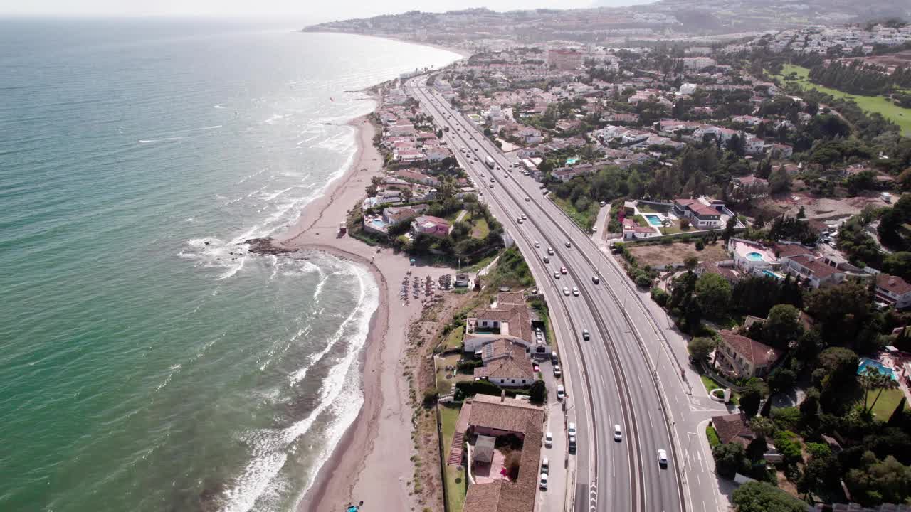 太阳海岸，马拉加西班牙沿海公路和令人惊叹的海滨物业的鸟瞰图上视频素材