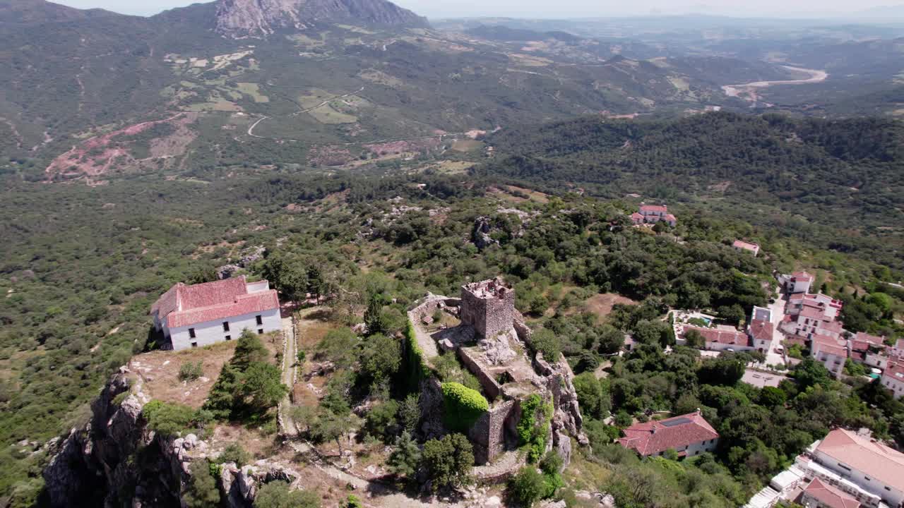 鸟瞰图，一个有城堡、绿色植物、中世纪建筑和风景全景的山村。卡斯蒂略视频下载