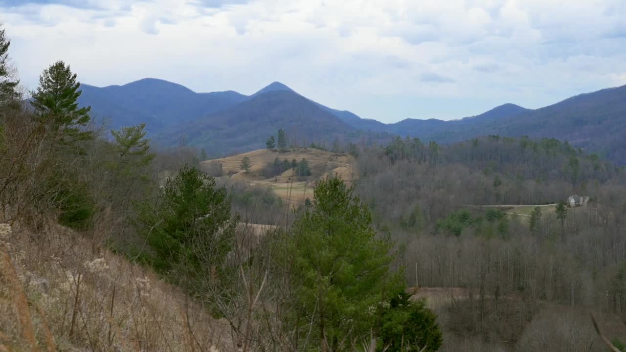 蓝岭山脉的美丽风景，连绵起伏的丘陵，树木和部分多云的天空，捕捉大自然的宁静。视频素材