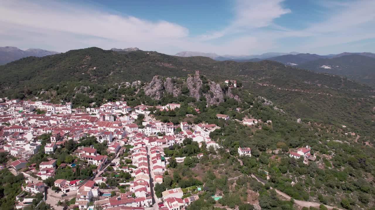 一座中世纪的城堡矗立在风景如画的绿色群山中的村庄之上。卡斯蒂略视频下载