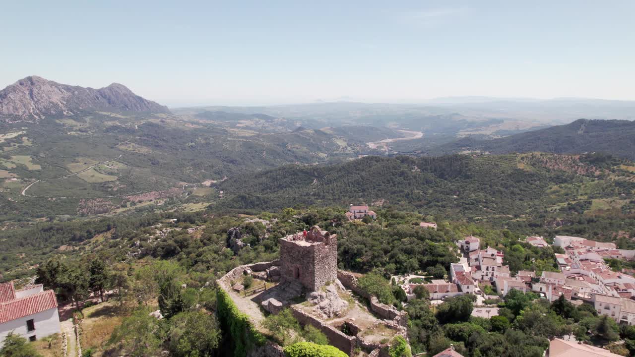 鸟瞰城堡，山地景观，历史山顶与古建筑，阿奎拉城堡，高尚视频下载