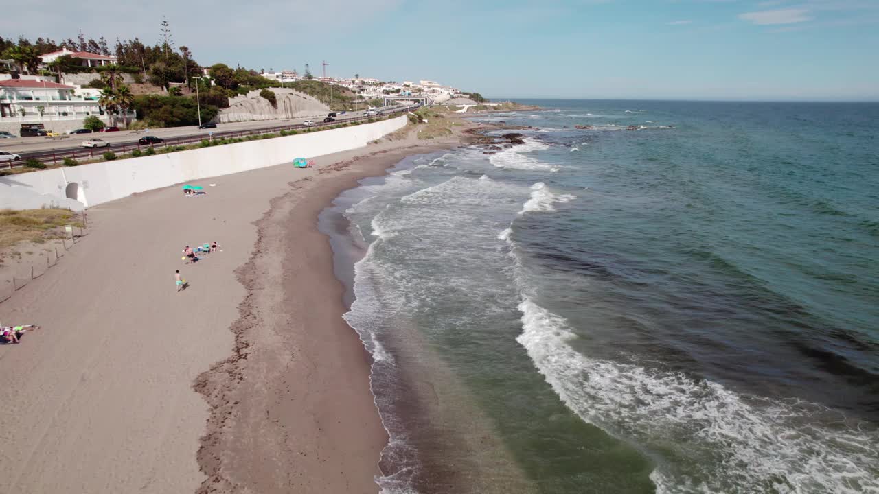 太阳海岸，西班牙马拉加海岸公路，岩石海岸线，海浪的鸟瞰图，和视频下载