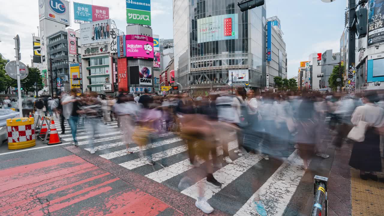 图为，在日本东京涩谷区的傍晚，熙熙攘攘的国内外游客走过人行横道视频素材