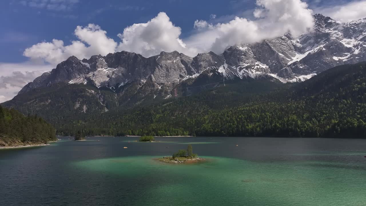 威森瓦伦泽雄伟景观的鸟瞰图，以白雪覆盖的山峰和山谷中宁静的湖水为特色，捕捉了令人敬畏的自然壮丽的概念。视频素材