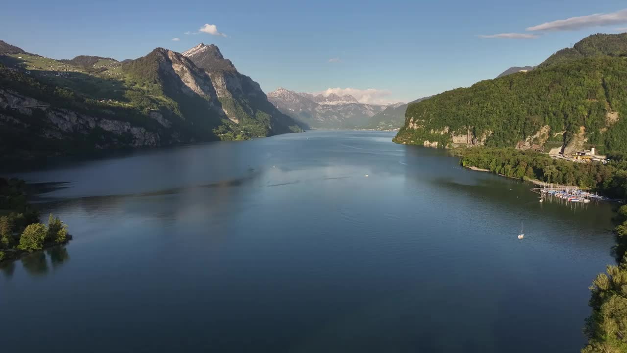 鸟瞰图展示了美丽的高山风光，瓦伦塞湖坐落在瑞士阿尔卑斯山，瑞士，体现了令人惊叹的自然美景和宁静的概念。视频素材