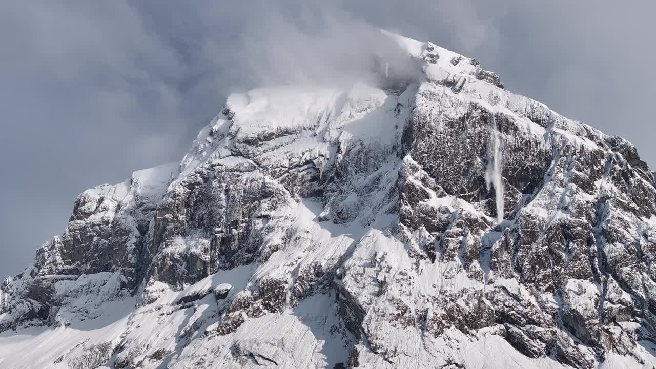 瑞士格拉鲁斯北部积雪覆盖的Fronalpstock山峰，有崎岖的悬崖和薄雾。视频素材