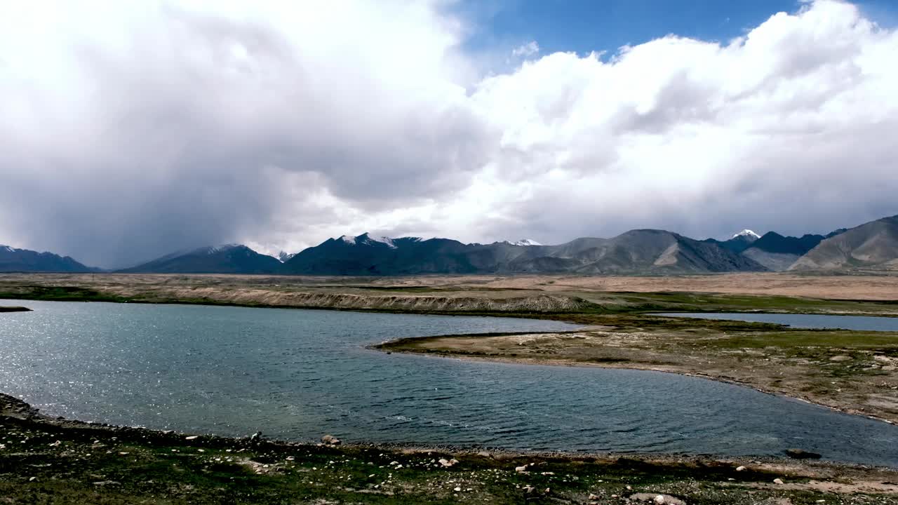 一位女徒步旅行者正在探索山间湖泊视频素材