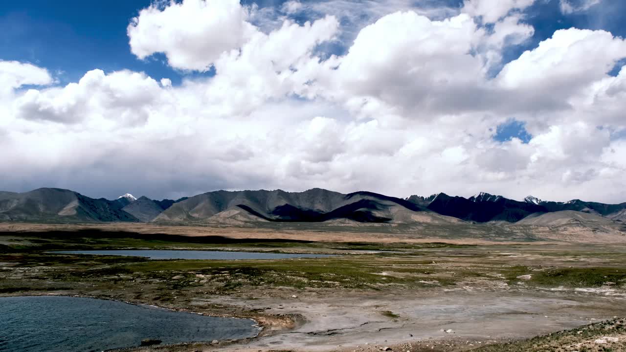 吉尔吉斯斯坦高原苔原上的高山湖泊。贾西-库尔湖，阿拉贝尔山谷视频素材