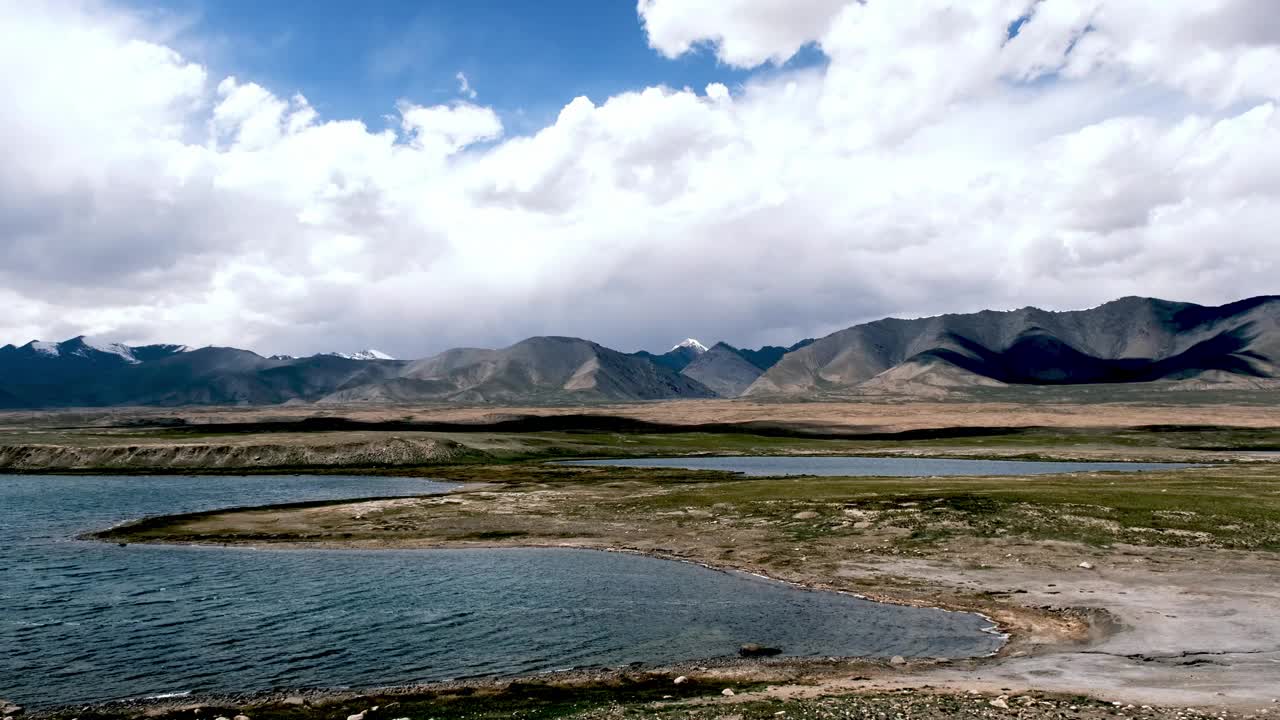 吉尔吉斯斯坦高原苔原上的高山湖泊。贾西-库尔湖，阿拉贝尔山谷视频素材