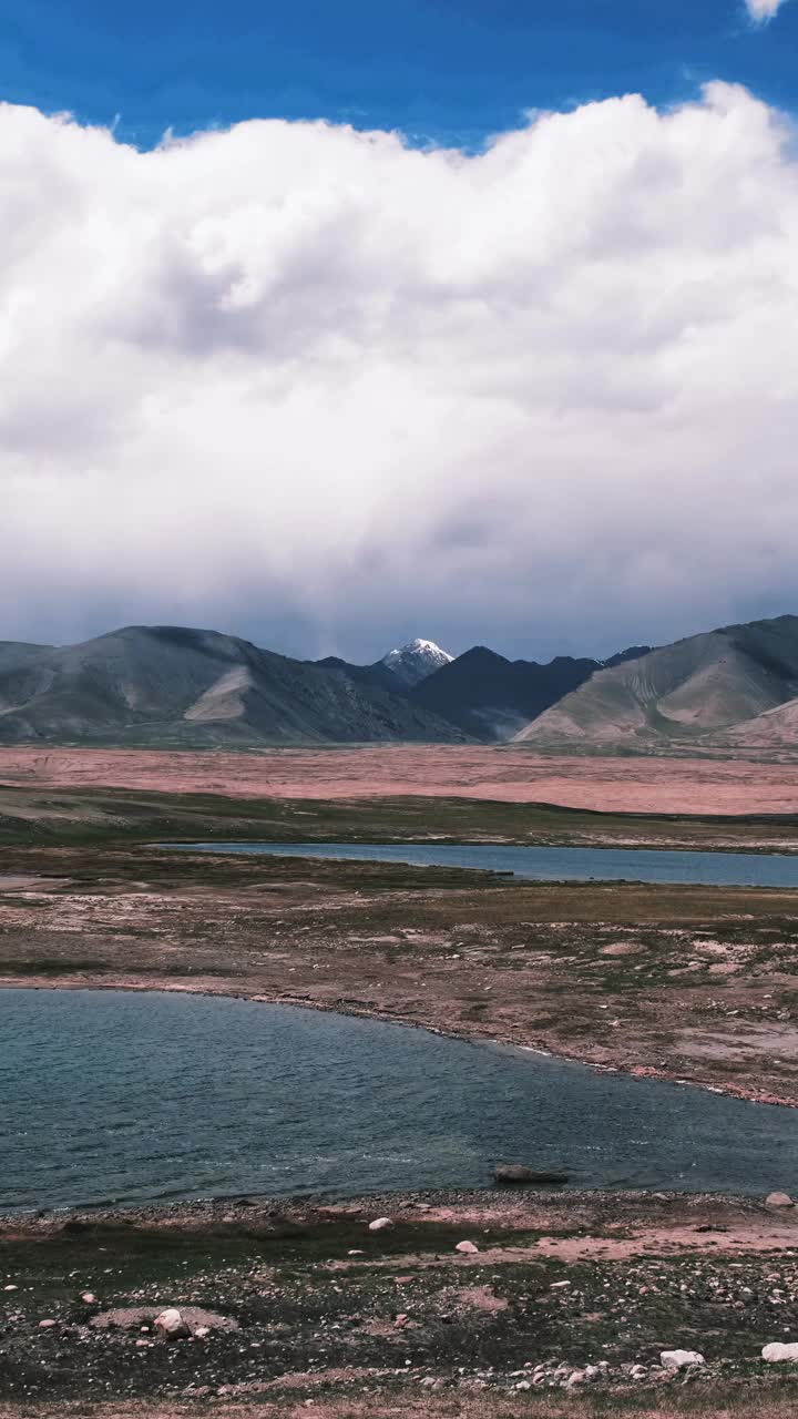 吉尔吉斯斯坦高原苔原上的高山湖泊。贾西-库尔湖，阿拉贝尔山谷视频素材