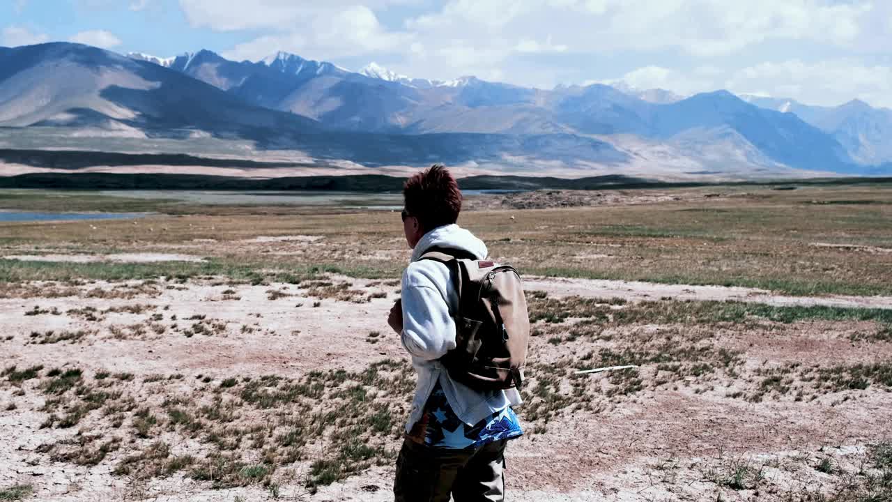 一名游客正在环山湖徒步旅行视频素材