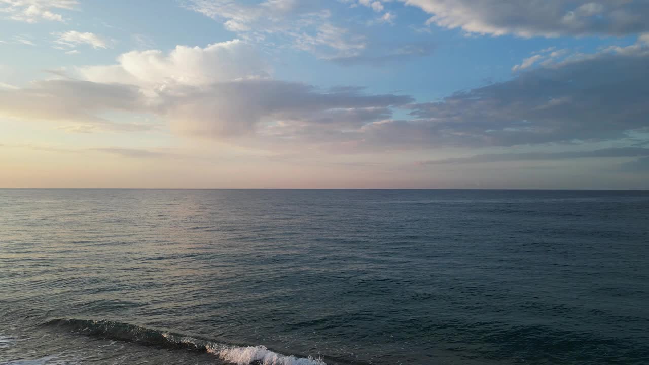 美丽的空中日出海景在空旷的海滩上，惊人的云景，4K视频下载